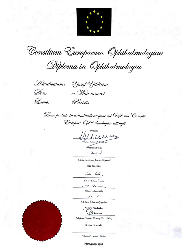 Avrupa Oftalmoloji Kurulu diploması taraması: Latince yazılı diploma, imzalar ve kırmızı mühür.