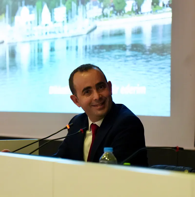 Bir panelde mikrofon başında oturan Prof. Dr. Yusuf Yıldırım.