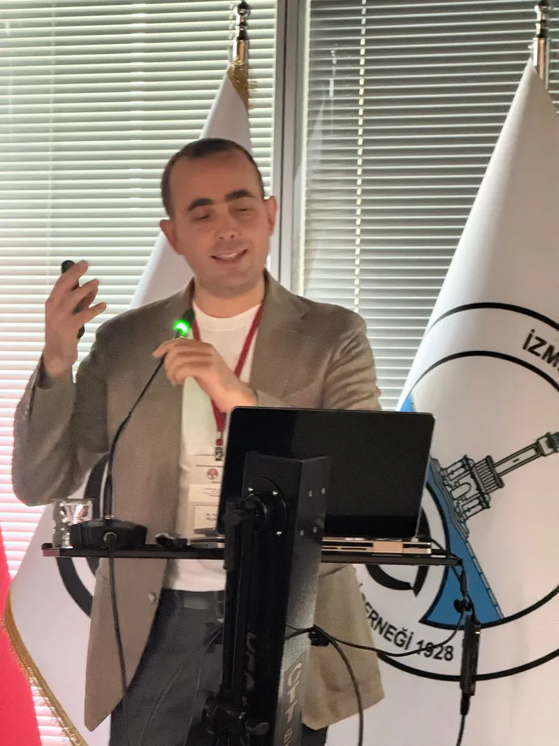 Türk Oftalmoloji Derneği İzmir Şubesi etkinliğinde konuşma yapan Prof. Dr. Yusuf Yıldırım.